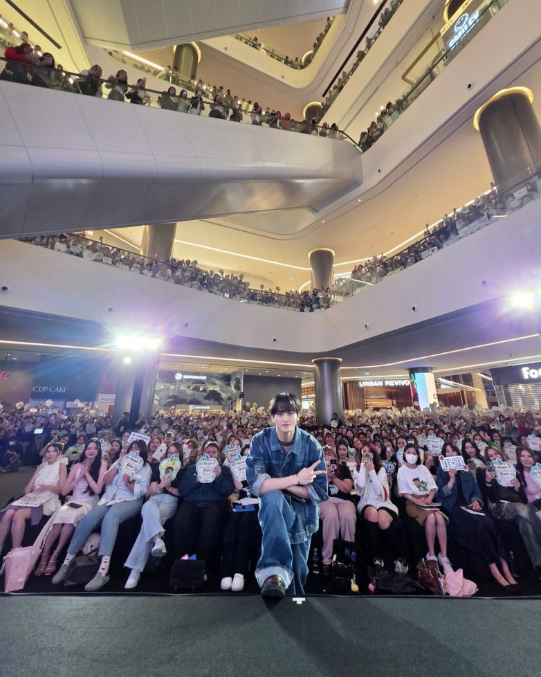 "Thailand's Overwhelming Love: A Heartfelt Reunion Sparks Debate!"  Thailand travel memories, cultural experiences in Thailand, support for local artists