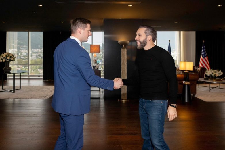 Trump's Digital Chief Shakes Hands with Bukele: Bitcoin's Future? Bitcoin adoption strategies, U.S. digital asset policies, cryptocurrency relations in Latin America