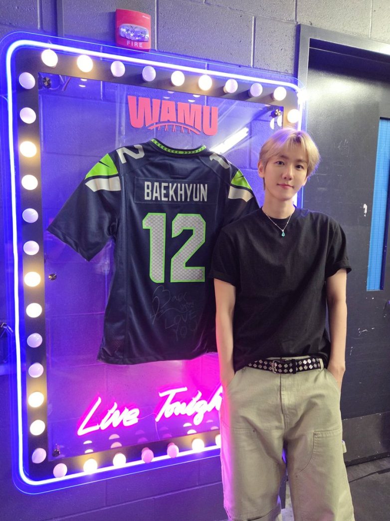 BAEKHYUN's WAMU Theater Surprise: Fans React to Shocking Reveal!  BAEKHYUN concert experience, K-pop fan events, live music performances