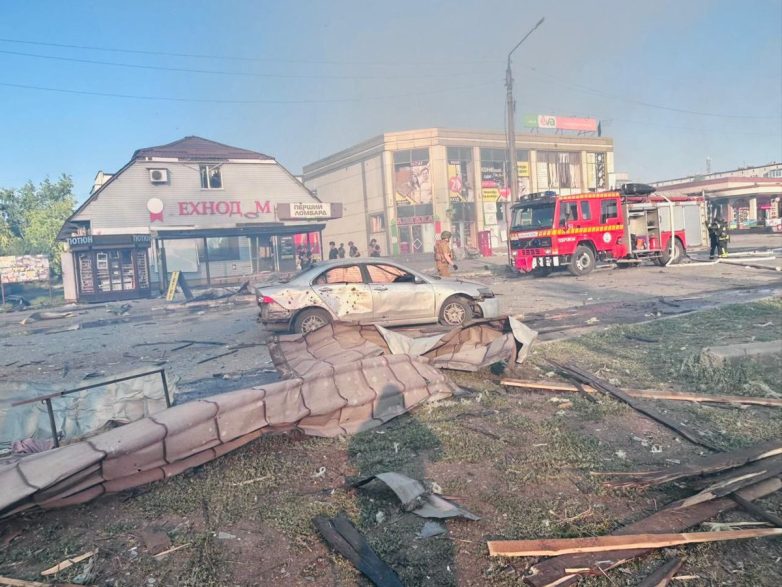 "Chaos in Dobropillia: Russian Strike Claims Lives, Traps Many!" Russian military strikes, Donetsk civilian casualties, Ukraine conflict updates