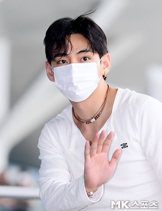 Kim Taehyung's Paris Departure Sparks Fashion Controversy! Kim Taehyung Paris Fashion Show, CELINE Spring Collection 2025, ICN Airport Departure News