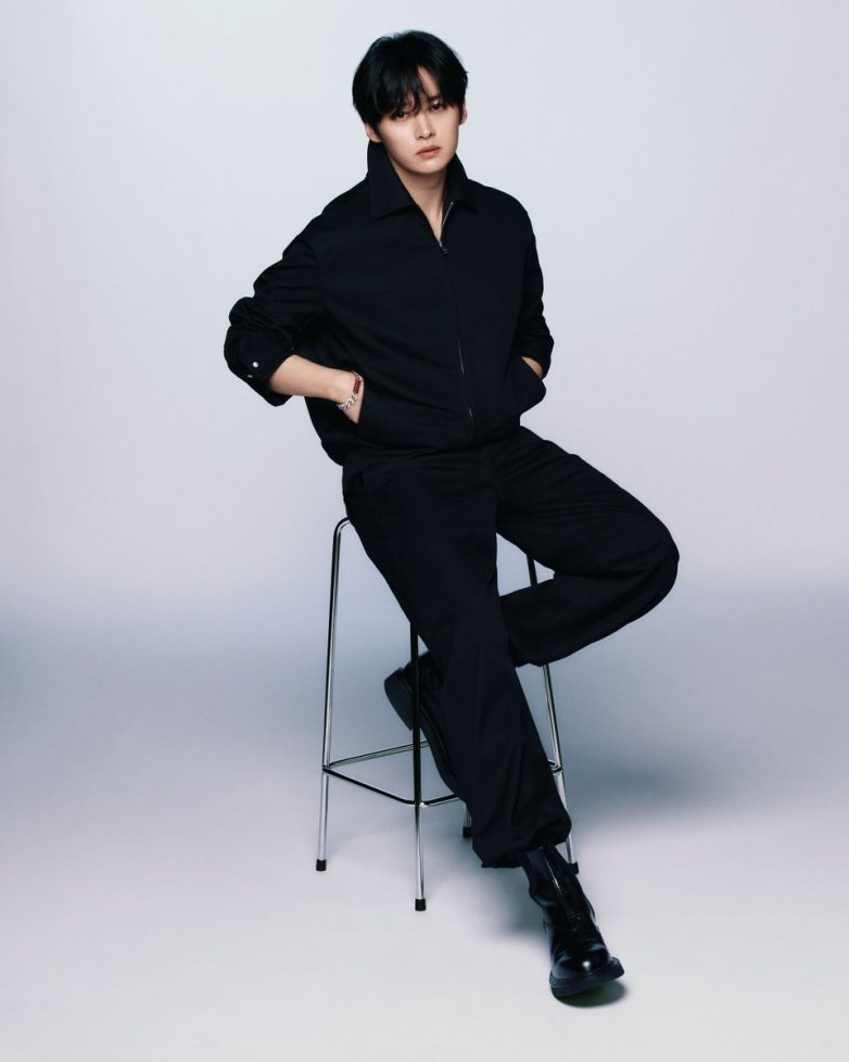 "Stray Kids' LeeKnow Shocks Fans as Gucci's New Visionary Icon!" Gucci brand ambassador, Stray Kids fashion influence, Lee Know creative journey